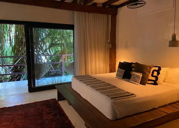 Amor Rooms